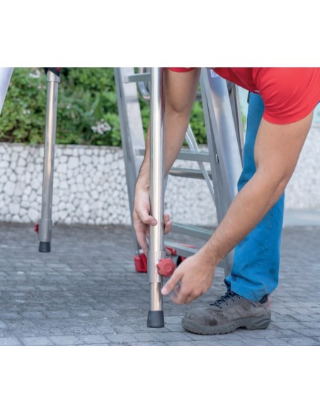 Escalera con amplia plataforma , altura regulable y estabilizadores lateralesPLS6.7