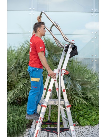 Escalera con amplia plataforma , altura regulable y estabilizadores lateralesPLS6.7
