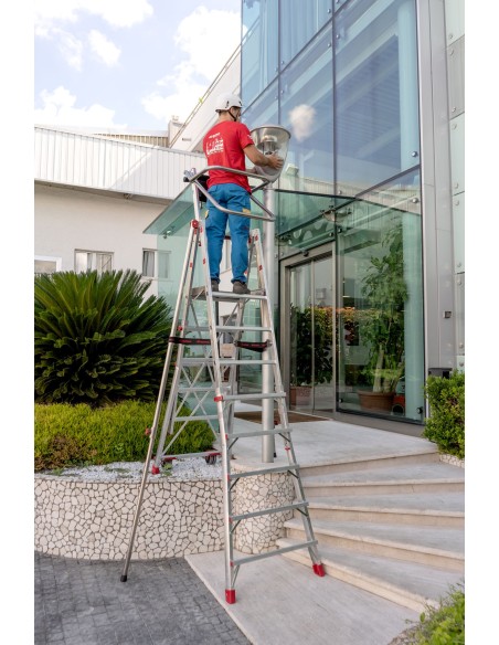 Escalera con amplia plataforma , altura regulable y estabilizadores lateralesPLS6.7